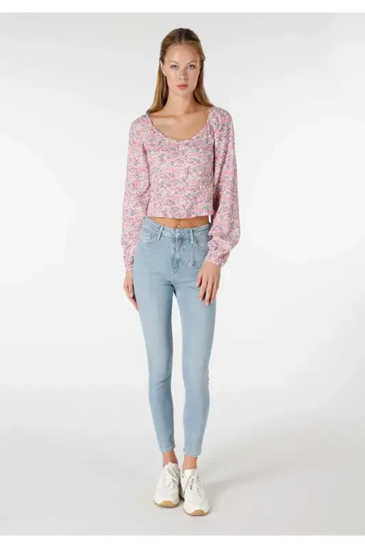 Multicolored printed, long-sleeved, slim fit V-neck crop top for women. - 3