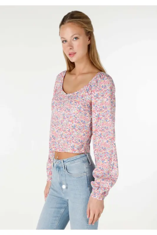 Multicolored printed, long-sleeved, slim fit V-neck crop top for women. - COLIN'S