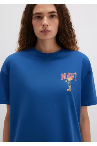 Mushuk logotipi bosilgan to'q ko'k futbolka, keng bichimli - 6