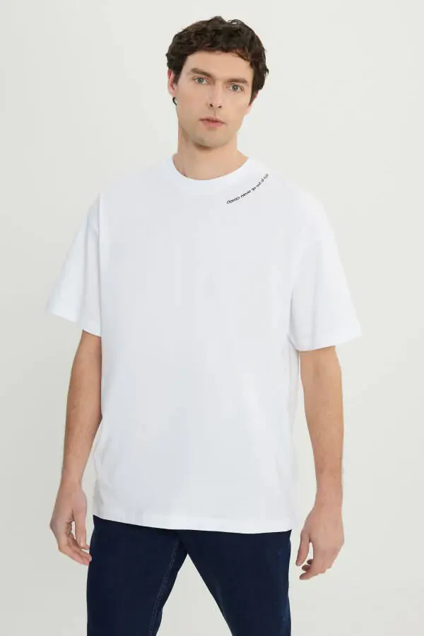 Мужская Белая 100% Хлопок Oversize Fit Свободного Кроя Футболка с Круглым Вырезом и Принтом - 1