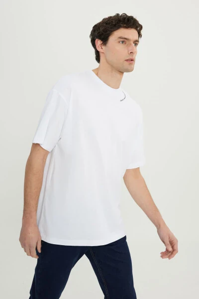 Мужская Белая 100% Хлопок Oversize Fit Свободного Кроя Футболка с Круглым Вырезом и Принтом - 3