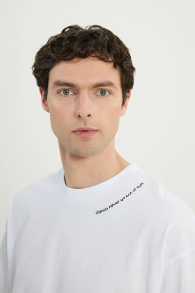 Мужская Белая 100% Хлопок Oversize Fit Свободного Кроя Футболка с Круглым Вырезом и Принтом - 4