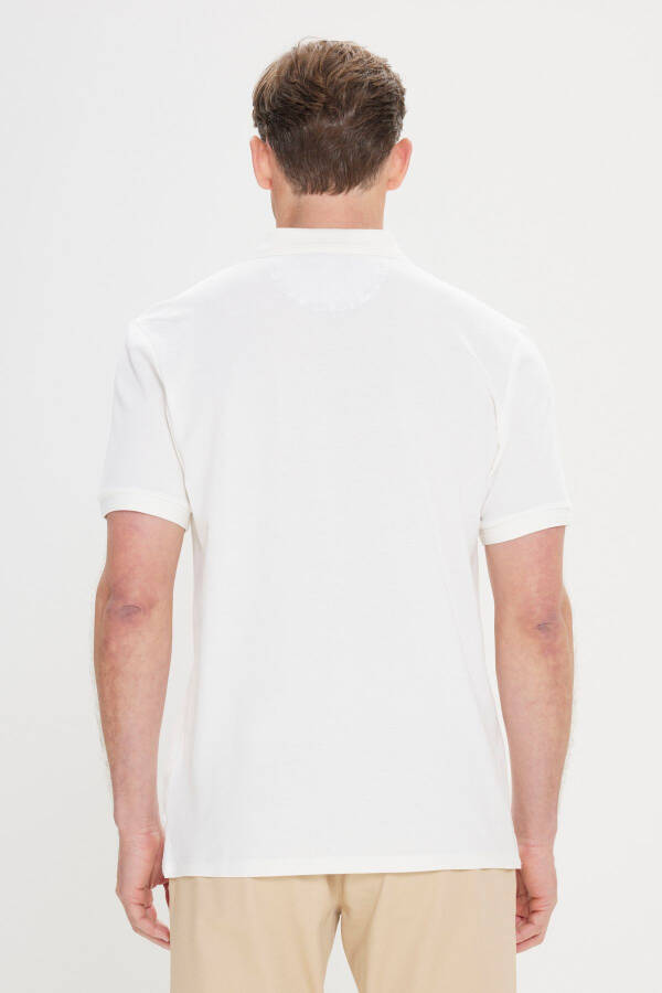 Мужская белая облегающая футболка поло из 100% хлопка с короткими рукавами. - 5