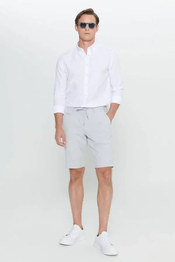 Мужская белая приталенная рубашка с узким кроем, пуговицами, воротником и полосатым фланелевым узором - 2