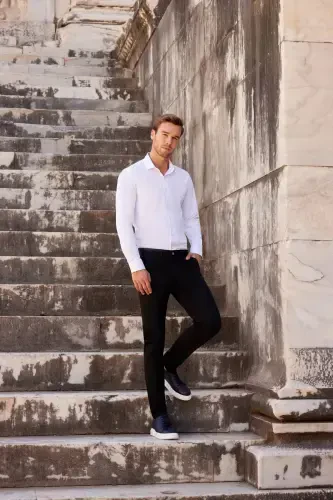 Мужская белая приталенная рубашка узкого кроя с жестким прямым воротником и длинными рукавами - 3