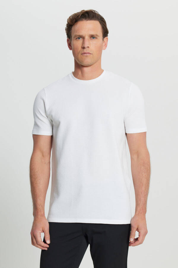 Мужская белая хлопковая облегающая эластичная футболка с круглым вырезом - 1