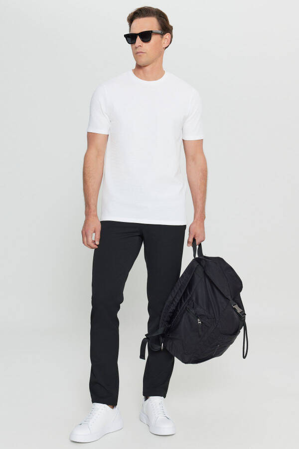 Мужская белая хлопковая облегающая эластичная футболка с круглым вырезом - 2