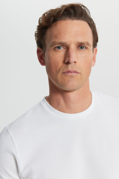 Мужская белая хлопковая облегающая эластичная футболка с круглым вырезом - 4