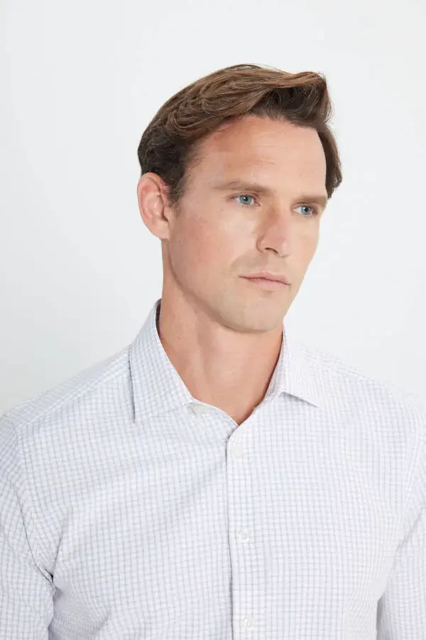 Мужская бело-бежевая хлопковая оксфордская приталенная рубашка Slim Fit с узким классическим воротником и текстурой 