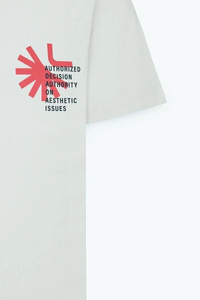 Мужская экрю стандартной посадки, обычный крой, 100% хлопок, мягкая на ощупь футболка с принтом и круглым вырезом. - 8