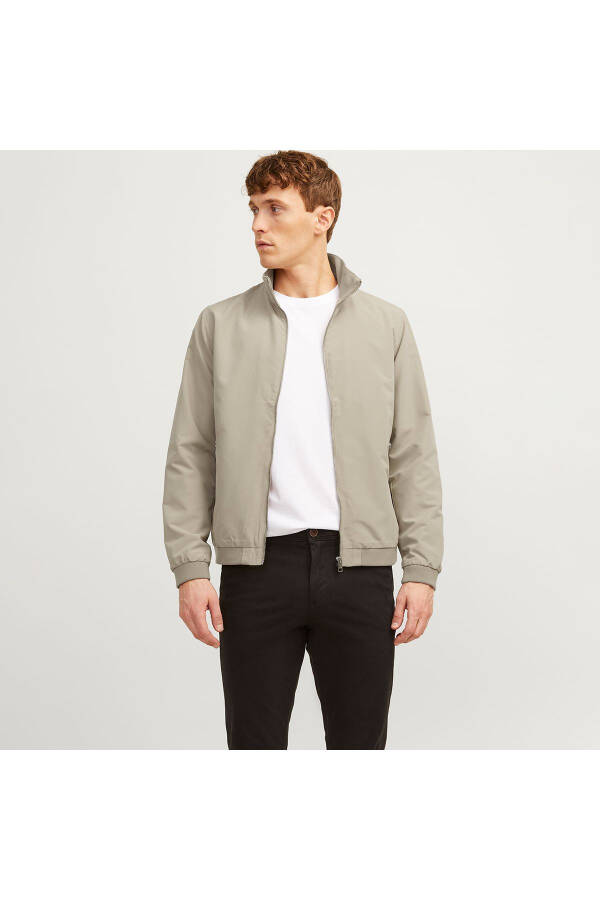 Мужская куртка-бомбер Jack&Jones Rush Harrington бежевого цвета с воротником-стойкой - 1