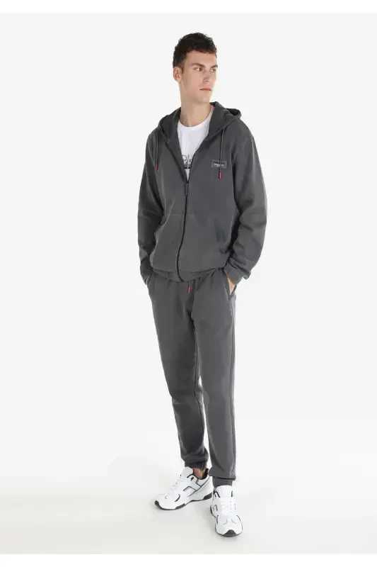 Мужская куртка с капюшоном на молнии, серого цвета, regular fit. - 3