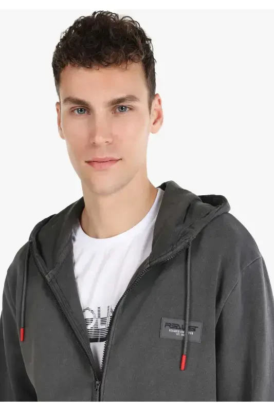 Мужская куртка с капюшоном на молнии, серого цвета, regular fit. - 4