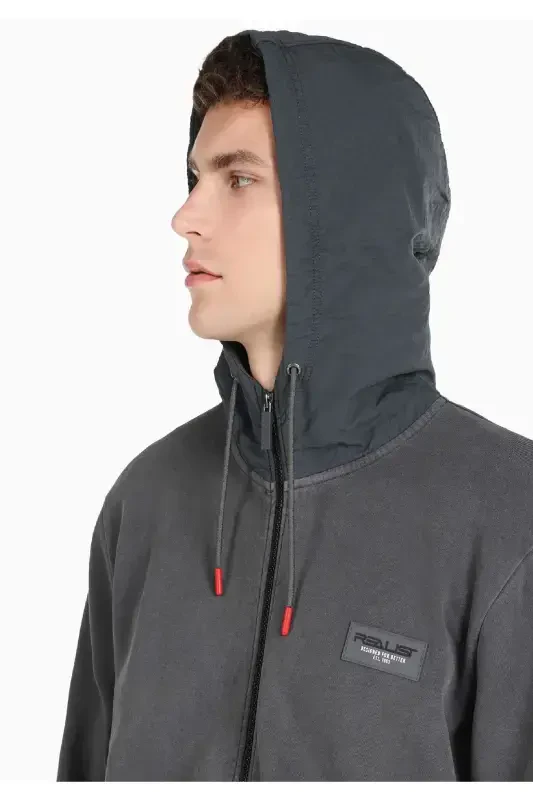 Мужская куртка с капюшоном на молнии, серого цвета, regular fit. - 5