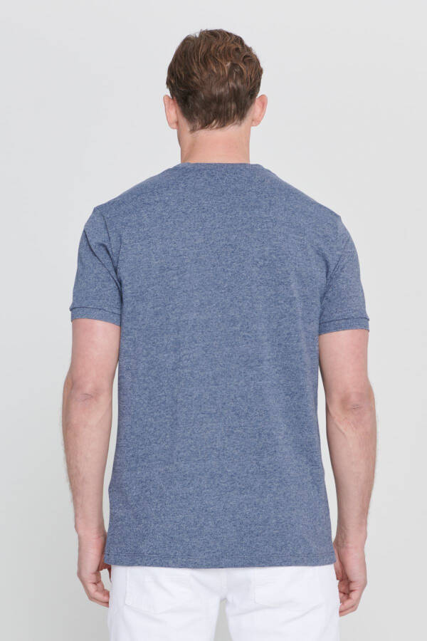 Мужская меланжевая футболка slim fit приталенного кроя с круглым вырезом из хлопчатобумажного пике. - 5