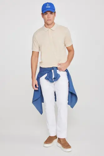 Мужская немнущаяся приталенная футболка-поло из хлопковой ткани Slim Fit светло-бежевого/белого цвета. - 6