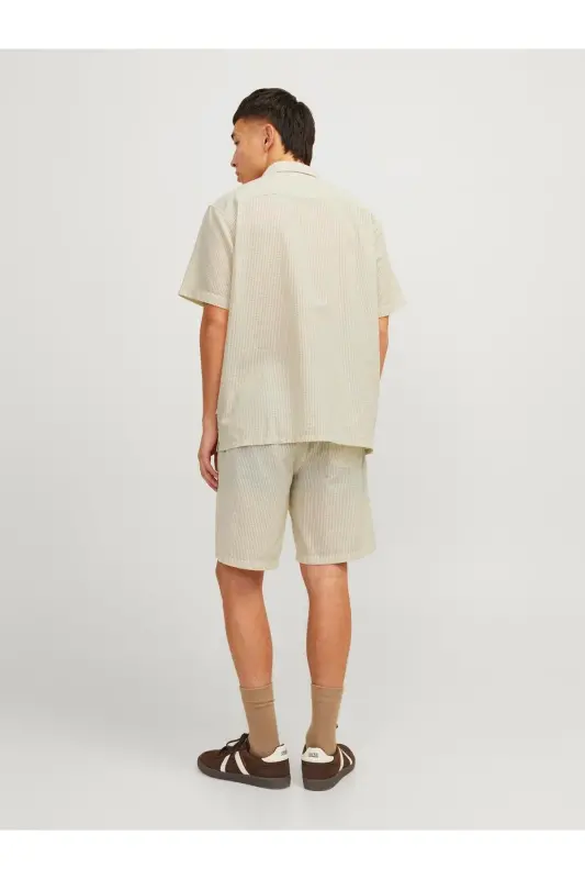 Мужская рубашка Jack&Jones с коротким рукавом, свободного кроя, бежевого цвета. - 8