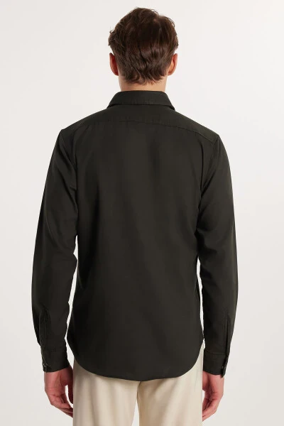 Мужская рубашка с длинным рукавом из денима с узким кроем, двойными карманами, спортивным воротником и хаки цветом - 5