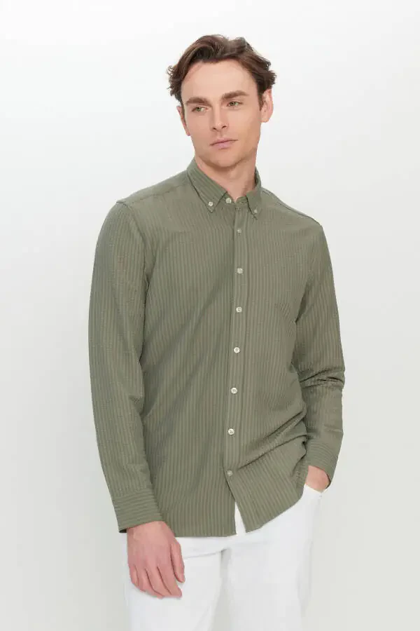 Мужская рубашка Slim Fit цвета хаки с узким вырезом, на пуговицах, с жаккардовым гофрированным узором. - 3