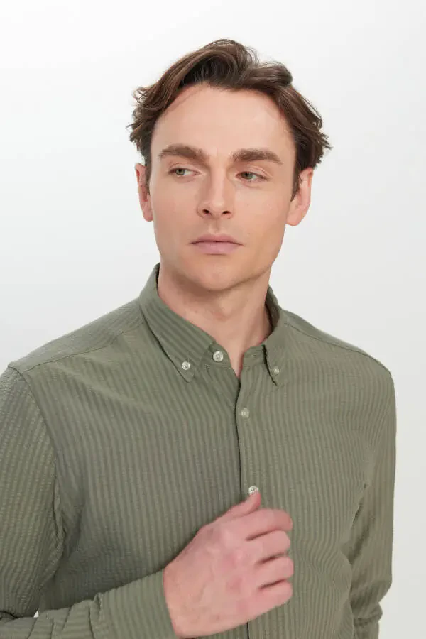 Мужская рубашка Slim Fit цвета хаки с узким вырезом, на пуговицах, с жаккардовым гофрированным узором. - 4
