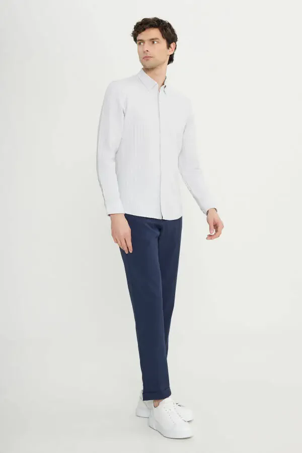 Мужская рубашка Slim Fit, приталенный крой, на пуговицах, с планкой, гофрированный узор. - 2