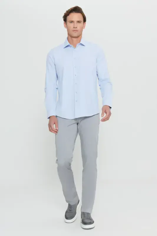 Мужская светло-голубая немнущаяся slim fit рубашка с узким кроем, классическим воротником из хлопка - светло-голубая - 2