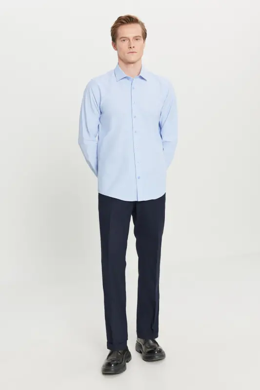 Мужская светло-голубая немнущаяся slim fit рубашка с узким кроем, классическим воротником из хлопка - светло-голубая - 2
