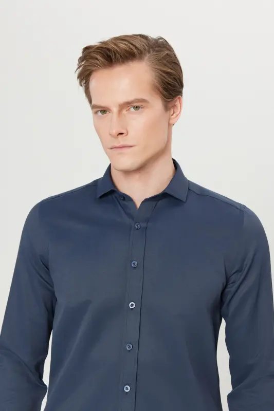 Мужская темно-синяя немнущаяся приталенная рубашка Slim Fit с узким итальянским воротником и жаккардовым узором – темно-синяя - 5