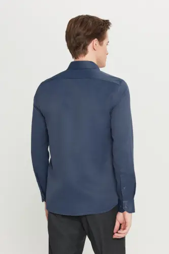 Мужская темно-синяя немнущаяся приталенная рубашка Slim Fit с узким итальянским воротником и жаккардовым узором – темно-синяя - 7