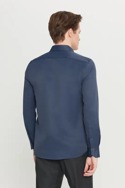 Мужская темно-синяя немнущаяся приталенная рубашка Slim Fit с узким итальянским воротником и жаккардовым узором – темно-синяя - 7