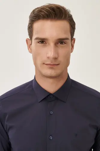Мужская темно-синяя немнущаяся рубашка Slim Fit с узким классическим воротником из хлопка - темно-синяя - 2