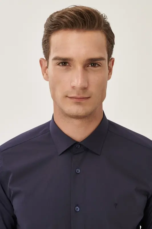 Мужская темно-синяя немнущаяся рубашка Slim Fit с узким классическим воротником из хлопка - темно-синяя - 2