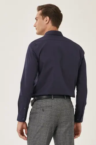 Мужская темно-синяя немнущаяся рубашка Slim Fit с узким классическим воротником из хлопка - темно-синяя - 4
