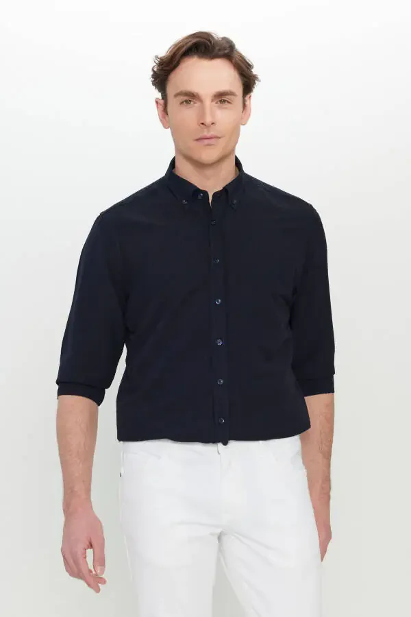 Мужская темно-синяя приталенная рубашка Slim Fit с пуговицами на воротнике, текстурированная вафельным узором. - 1