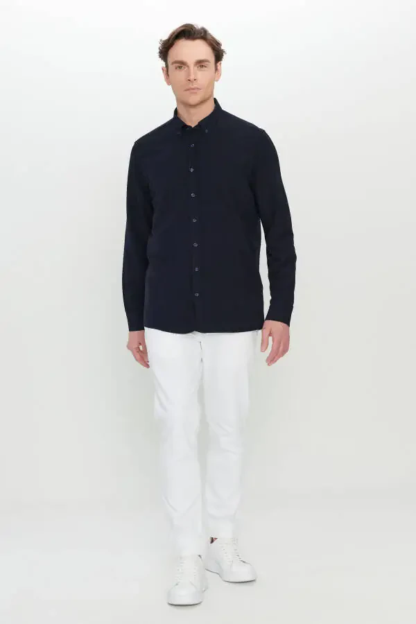 Мужская темно-синяя приталенная рубашка Slim Fit с пуговицами на воротнике, текстурированная вафельным узором. - 2