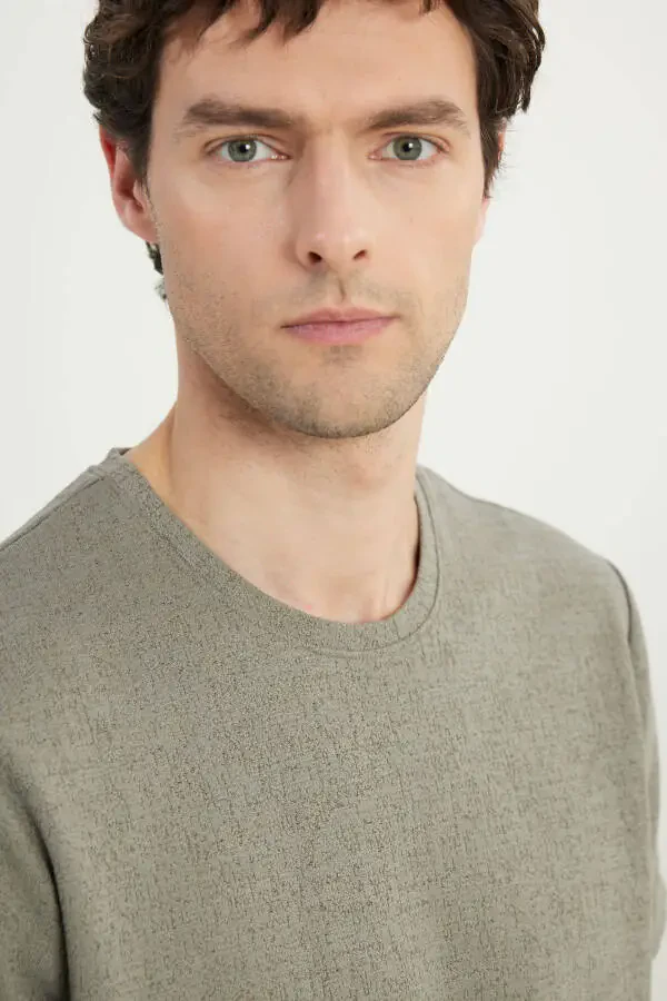 Мужская хлопковая рубашка хаки, приталенный силуэт, облегающий крой, воротник-стойка - 4