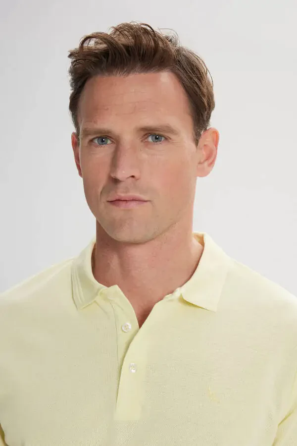 Мужская желтая slim fit футболка поло из 100% хлопка с короткими рукавами. - 3