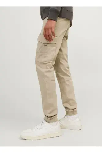 Мужские брюки с обычной талией, эластичными штанинами и отделкой камнями. - 3