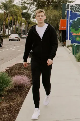 Мужские черные спортивные штаны-джоггеры стандартной посадки с прямым кроем, 2 кармана, удобные, из переработанного хлопка - 3