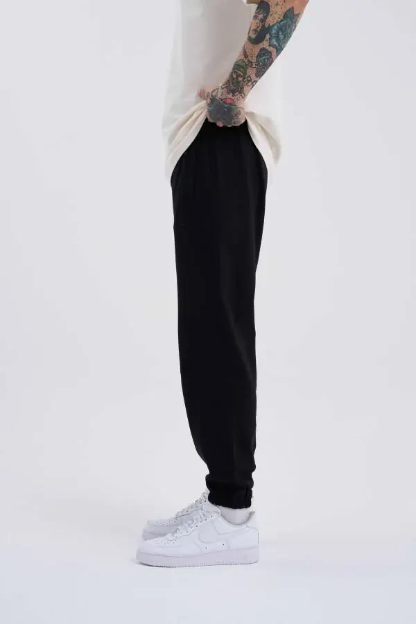 Мужские спортивные штаны базового дизайна черного цвета - 2