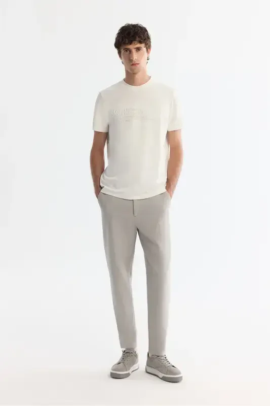 Мужские светло-серые трикотажные брюки морковного кроя с диагональным узором - 1