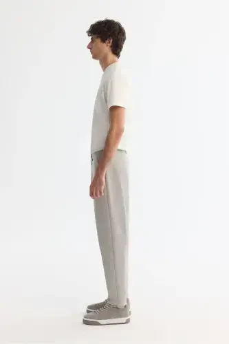 Мужские светло-серые трикотажные брюки морковного кроя с диагональным узором - AVVA (1)