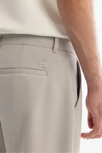 Мужские светло-серые трикотажные брюки морковного кроя с диагональным узором - 4