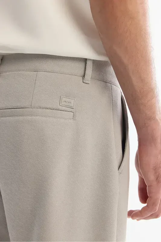 Мужские светло-серые трикотажные брюки морковного кроя с диагональным узором - 4