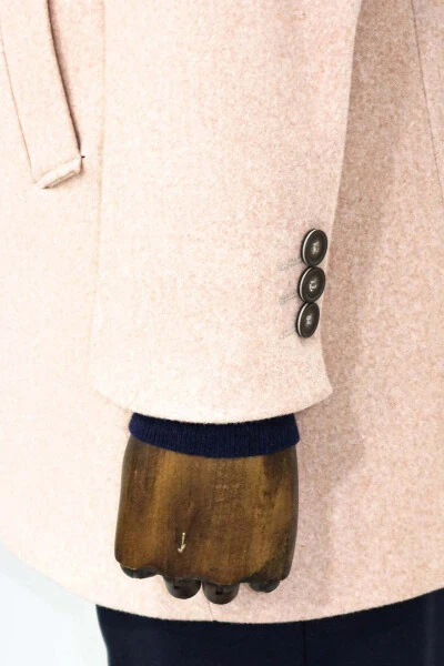 Мужское пальто из шерсти светло-розового цвета с широким воротником от Wessi. - 4