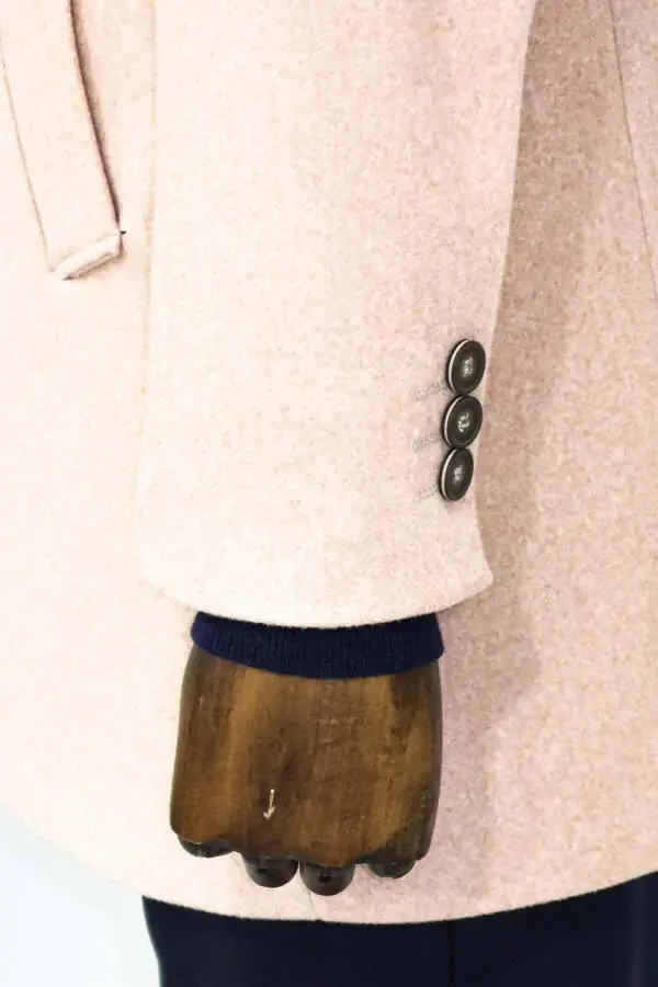 Мужское пальто из шерсти светло-розового цвета с широким воротником от Wessi. - 4