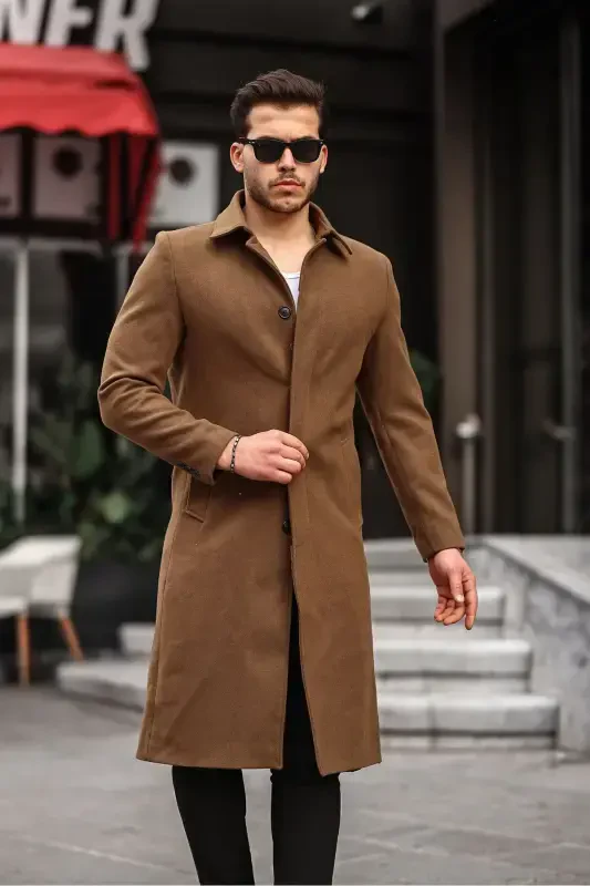Мужское приталенное длинное шерстяное пальто-бушлат с воротником рубашки цвета табака. - 4