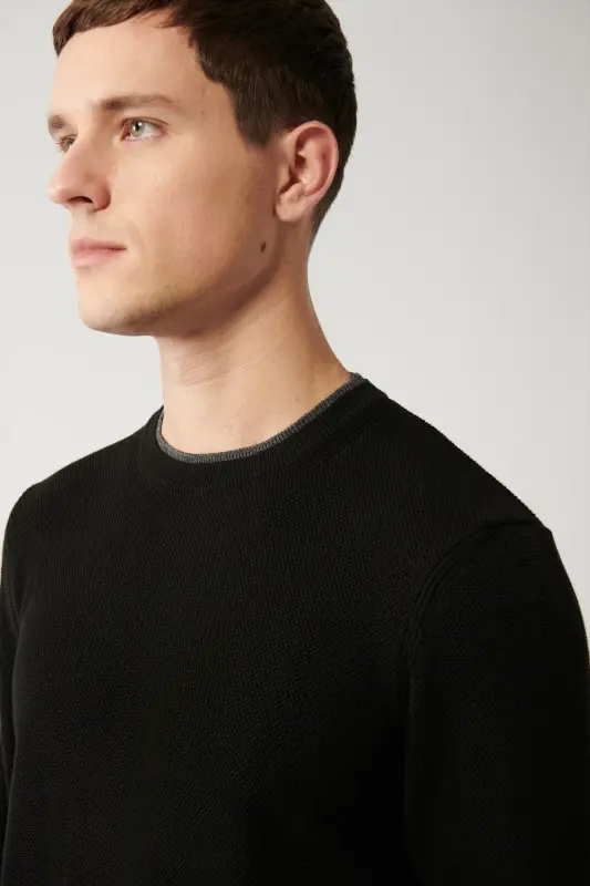 Мужской черный трикотажный свитер - 2