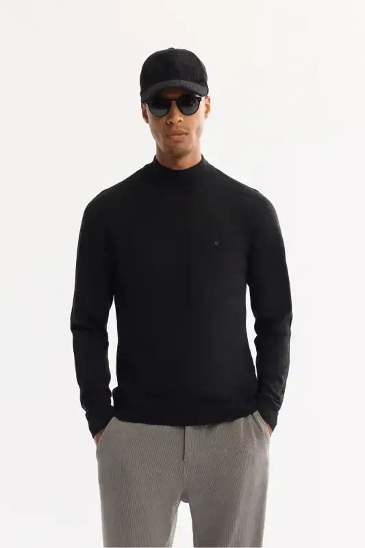Мужской черный трикотажный свитер - 1