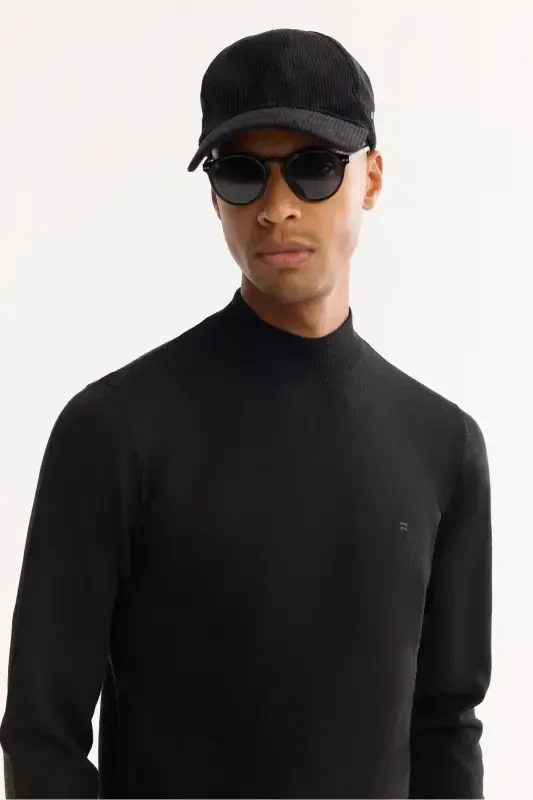 Мужской черный трикотажный свитер - 2